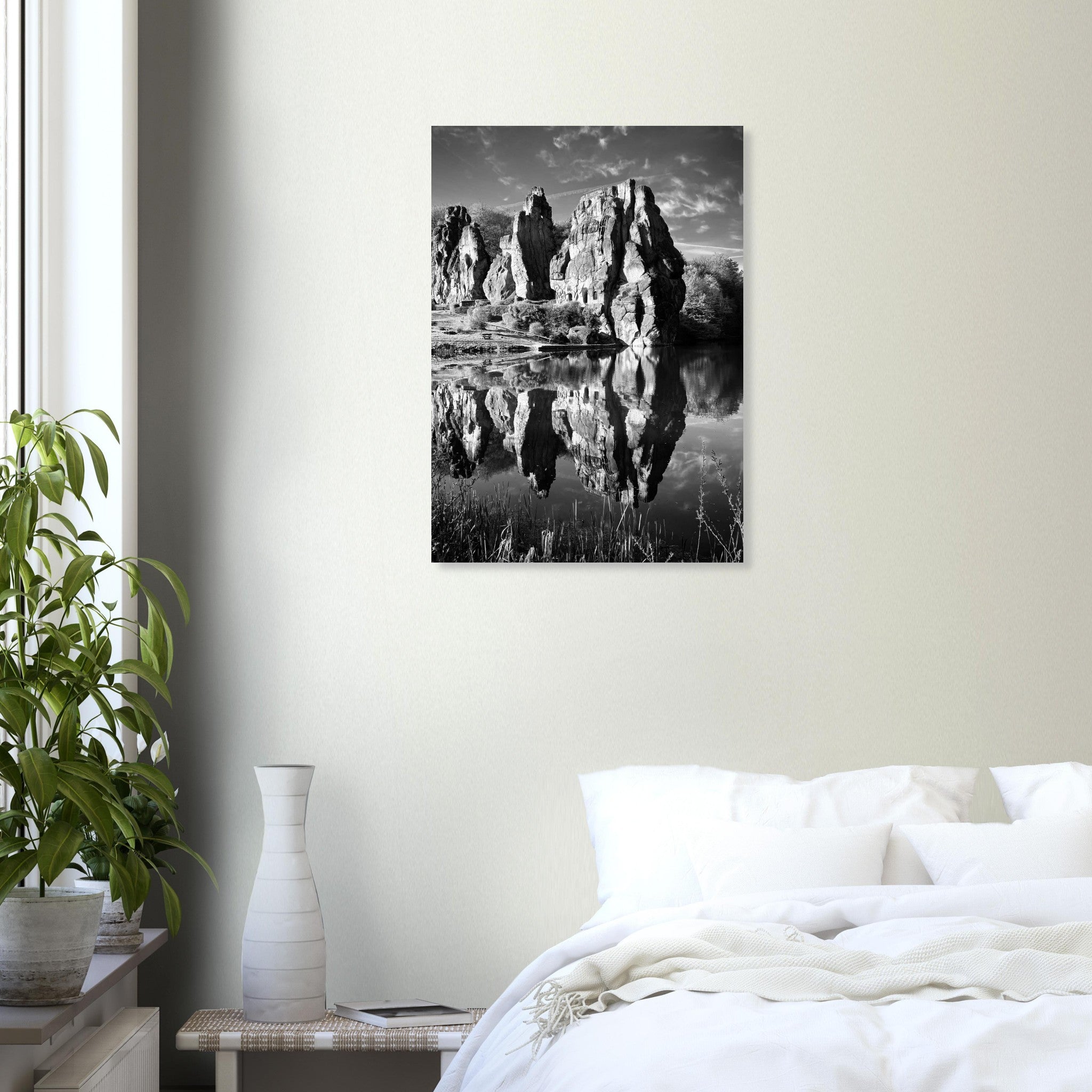 Das Bild "Externsteine" auf Leinwand, an der Wand.